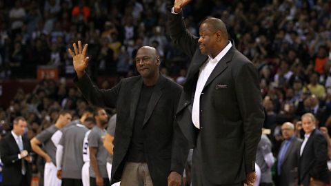 Michael Jordan y Patrick Ewing, años después de su retiro.