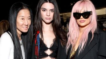 Vera Wang junto a las hermanas Kendall y Kylie Jenner.
