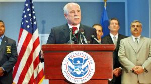 Acusan a inmigrantes de disturbios en una cárcel de ICE tras rehusarse a la prueba del coronavirus