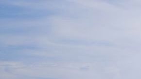 El hombre quería relajarse un rato de estar en casa.