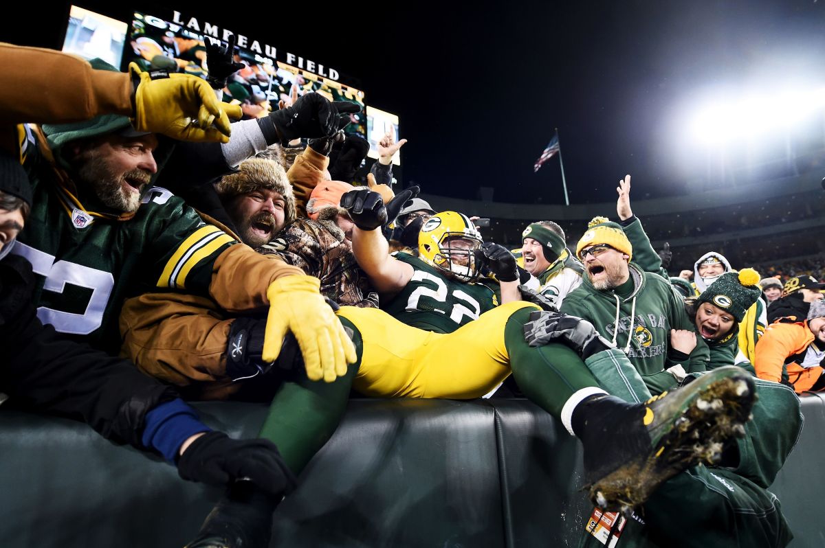 Un jugador de los Green Bay Packers celebra con sus aficionados.