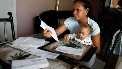 Cheque ayuda económica dinero pagos estímulo coronavirus COVID-19 desempleo jubilación facturas ahorros hipoteca comida alquiler