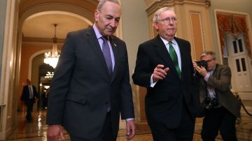 Los líderes de la minoría y la mayoría en el Senado, Chuck Schumer y Mitch McConnell.