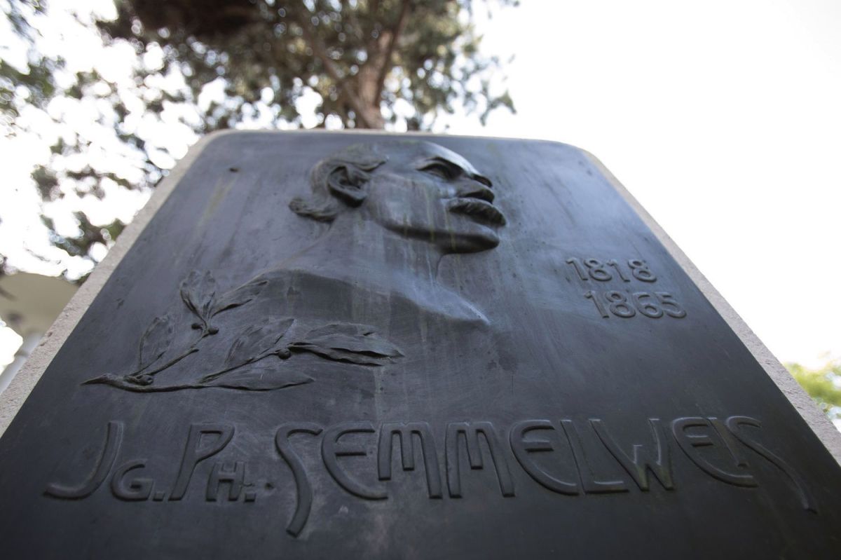 Una placa conmemorativa de la vida del doctor Ignaz Phillip Semmelweis en Viena.