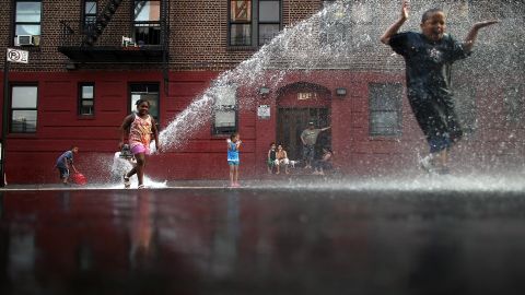 Ante el cierre de piscinas, el Alcalde ordenará abrir hidrates en las calles, un ‘clásico de Nueva York’ como dijo, para el uso de los niños.