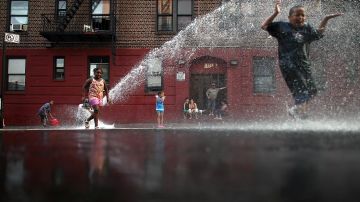Ante el cierre de piscinas, el Alcalde ordenará abrir hidrates en las calles, un ‘clásico de Nueva York’ como dijo, para el uso de los niños.