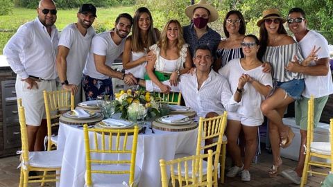 Héctos Sandarti junto a sus ex compañeros de 'Un Nuevo Día'
