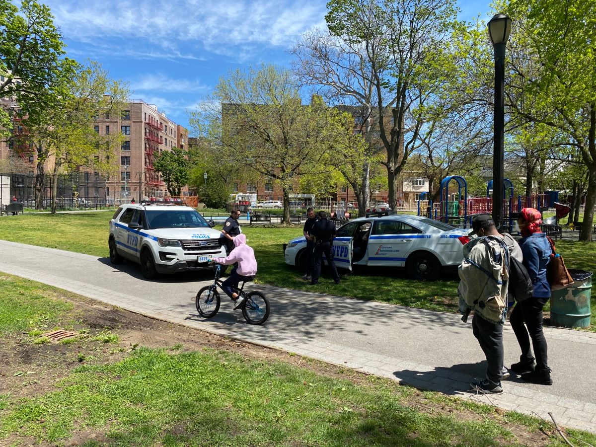 Insólito video en cuatro minutos robaron pieza de un auto en Queens