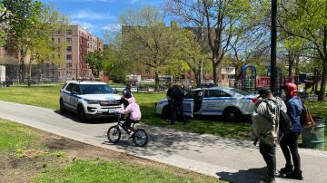 Oficiales del NYPD vigilan un parque de  Queens,  2020.