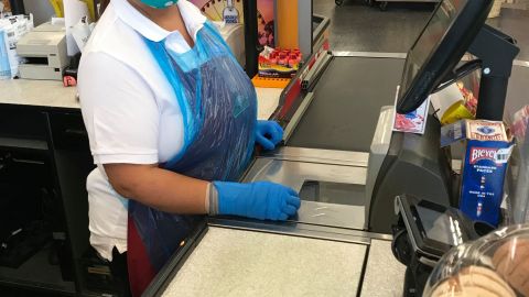 María Mendoza, todos los días se expone al coronavirus en su trabajo como cajera. (Cortesía)