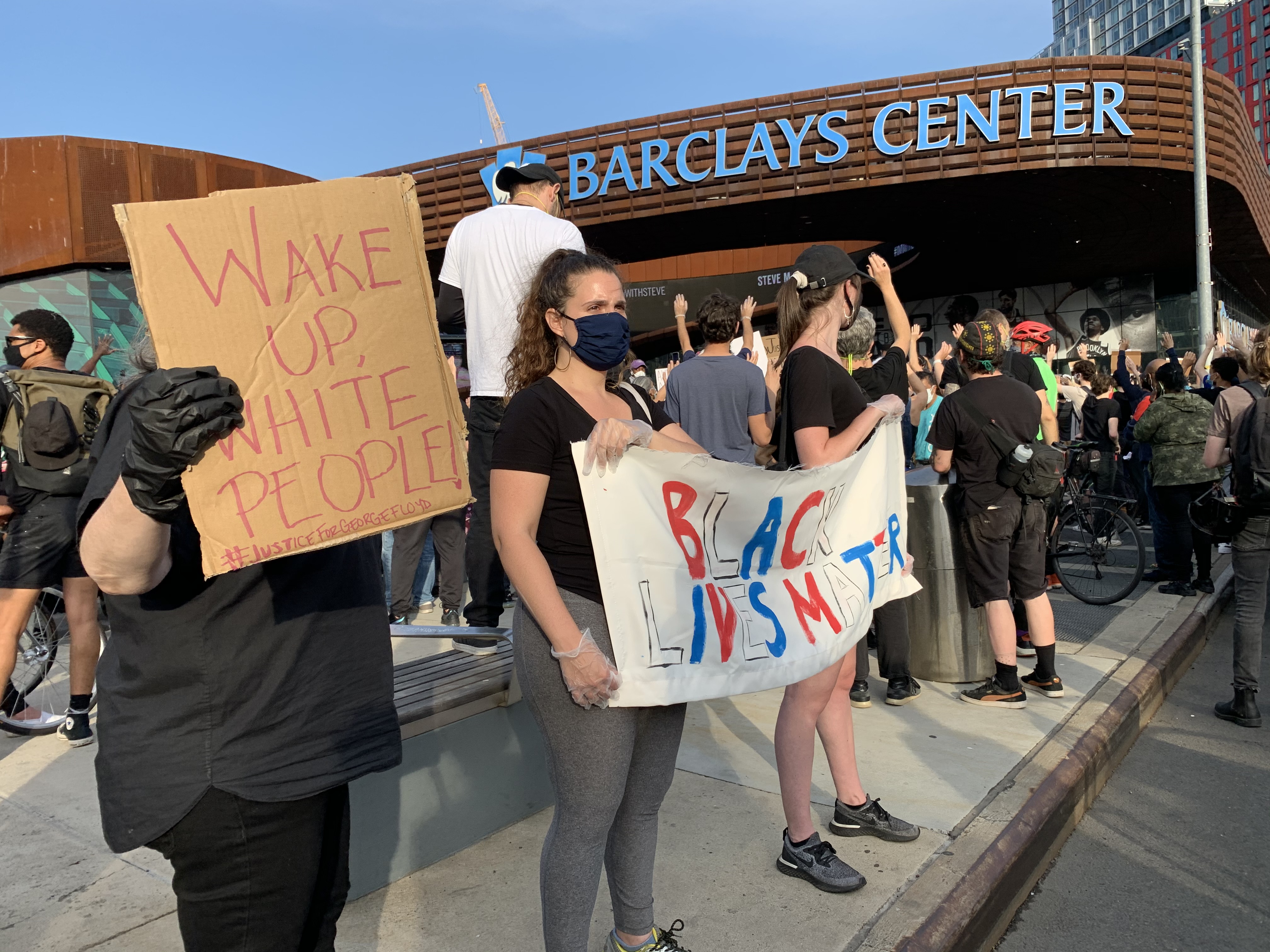 Los carteles denunciaban la brutalidad policial contra los afroamericanos. / Foto: Rafael Cores, El Diario NY