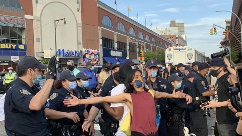 La situación comenzó a ponerse tensa cuando los manifestantes comenzaron a ocupar las avenidas. / Foto: Rafael Cores