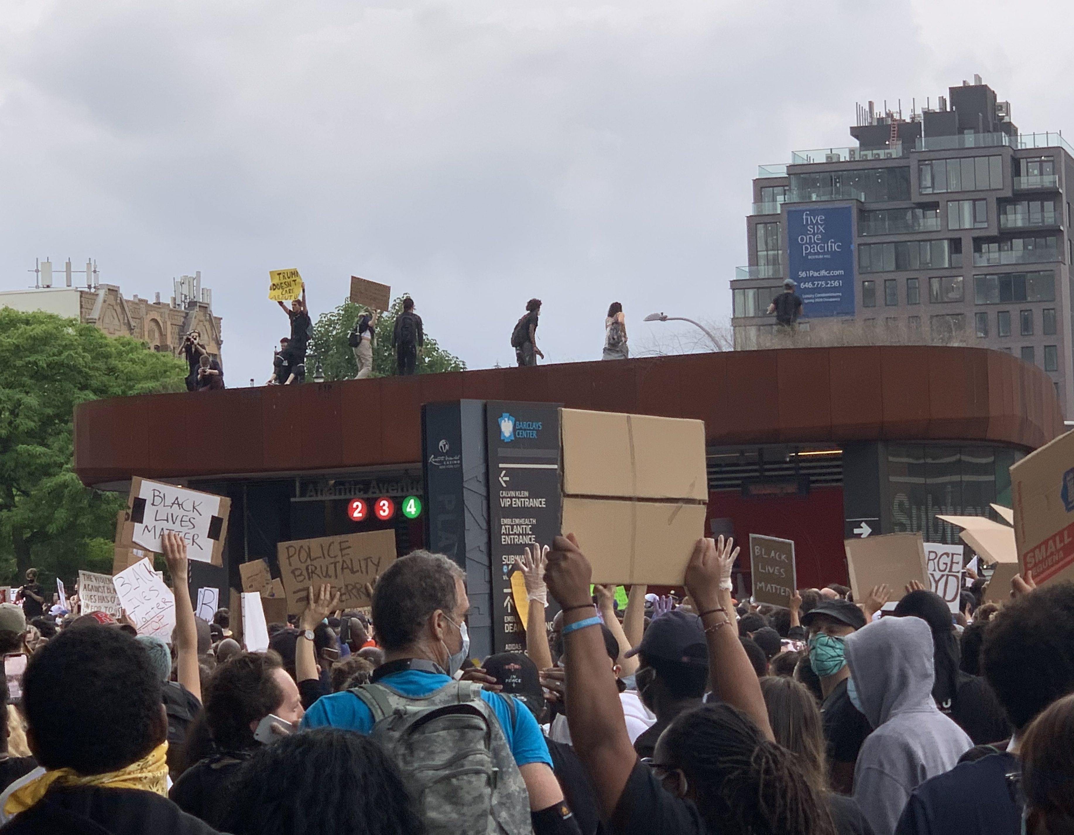 Algunos manifestantes se subieron a lo alto del montículo, entre los vítores del resto. / Foto: Rafael Cores, El Diario NY