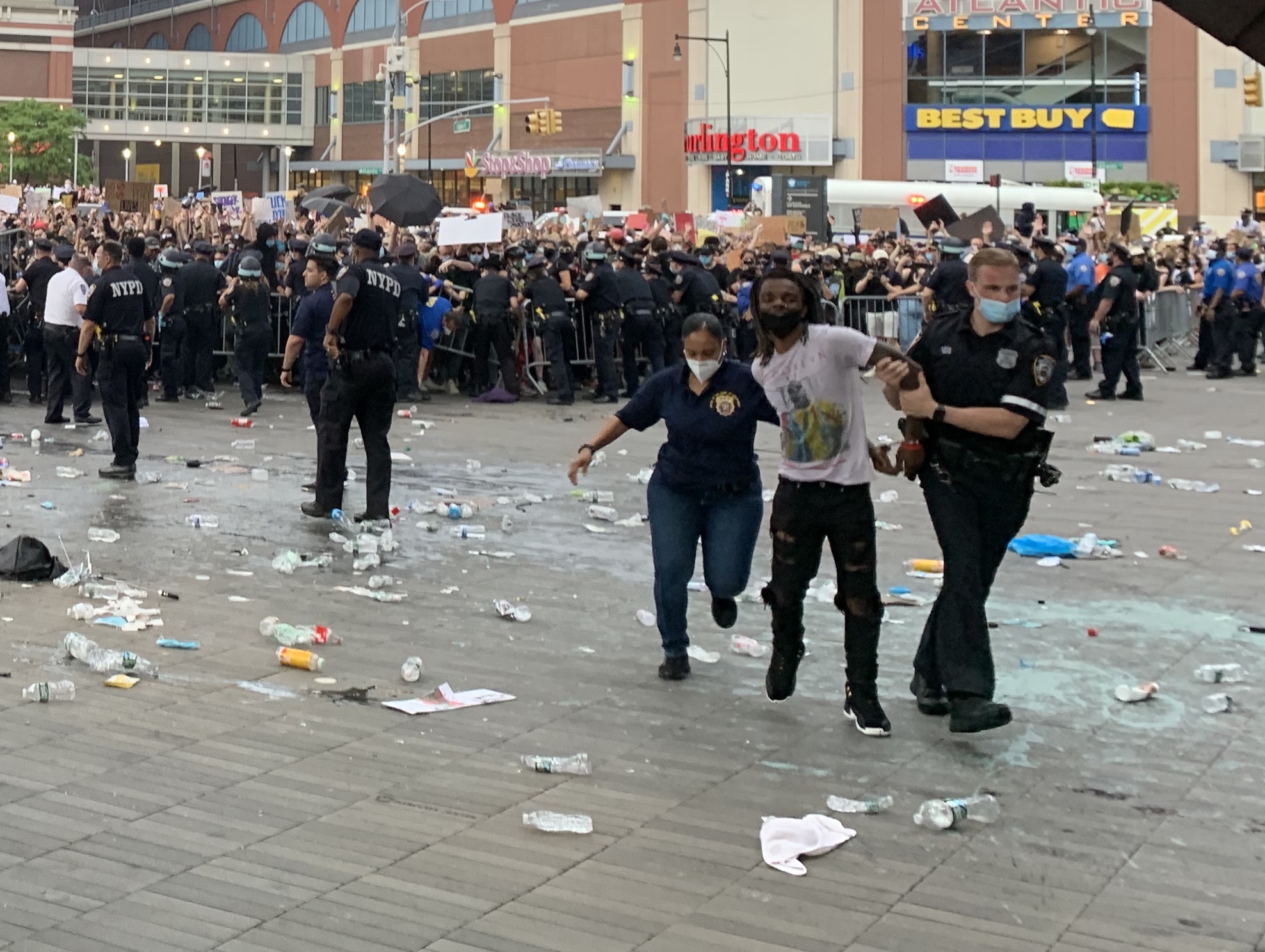 Los manifestantes comenzaron a arrojar botellas hacia la policía. Algunos eran arrestados e introducidos en el Barclays Center. / Foto: Rafael Cores, El Diario NY