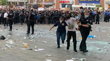 Los manifestantes comenzaron a arrojar botellas hacia la policía. Algunos eran arrestados e introducidos en el Barclays Center. / Foto: Rafael Cores, El Diario NY
