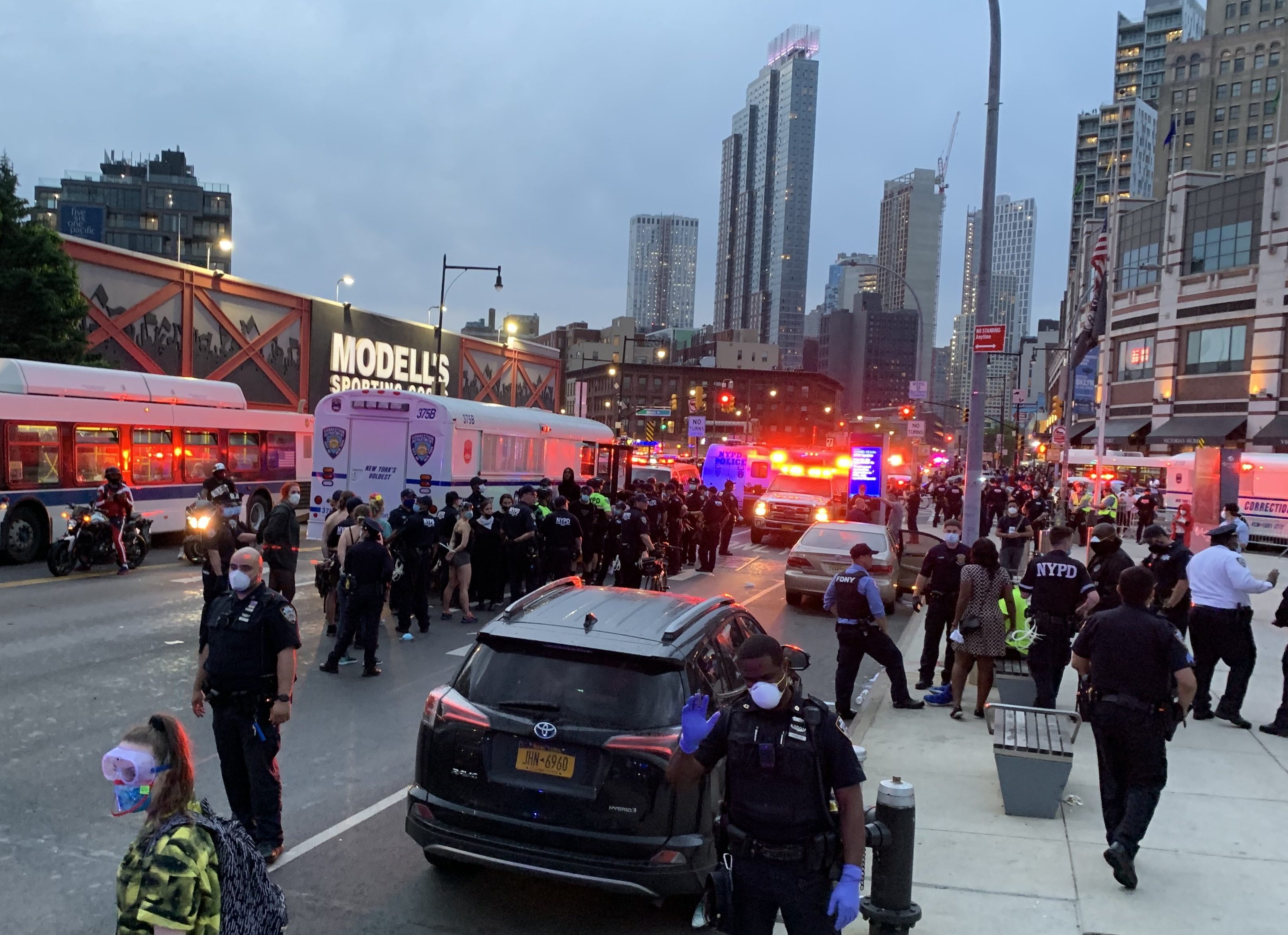 Polícias suben a los detenidos al camión. / Foto: Rafael Cores, El Diario NY