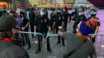 Las protestas se volvieron aún más violentas cuando comenzaron los arrestos. / Foto: Rafael Cores, El Diario NY