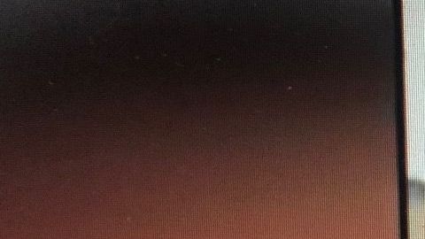 Captura de video del presunto agresor con su raspado en mano.