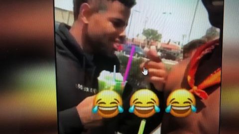 Captura de video del presunto agresor con su raspado en mano.