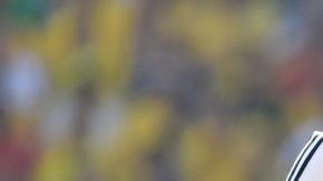 Thomas Müller y Patrice Evra disputan un balón en el Mundial de Brasil 2014.