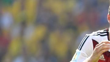 Thomas Müller y Patrice Evra disputan un balón en el Mundial de Brasil 2014.