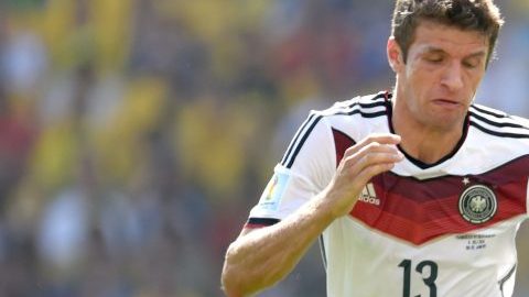 Thomas Müller y Patrice Evra disputan un balón en el Mundial de Brasil 2014.