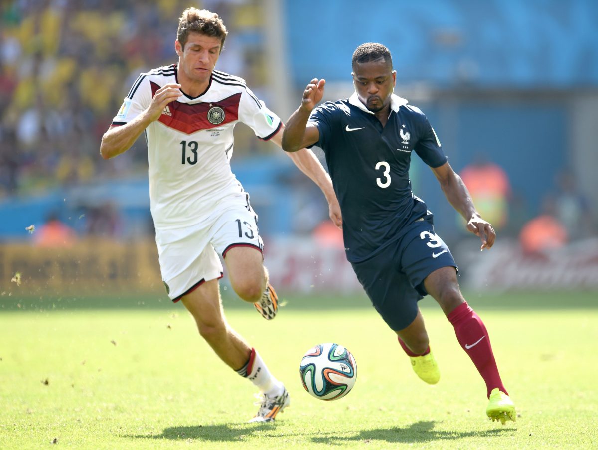 Thomas Müller y Patrice Evra disputan un balón en el Mundial de Brasil 2014.