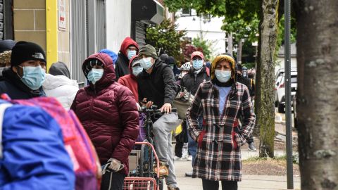 Al paso del envío de las dosis a NY, la primera fase de inmunización terminaría en seis meses.