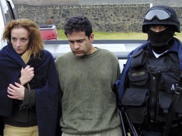 Israel Vallarta el día de su detención, en 2005, junto a la ciudadana francesa Florence Cassez.