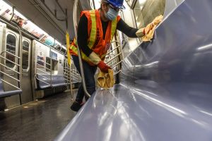 VIDEO: La pesada broma de un sujeto en el Subway que enfureció al MTA en medio de crisis de coronavirus