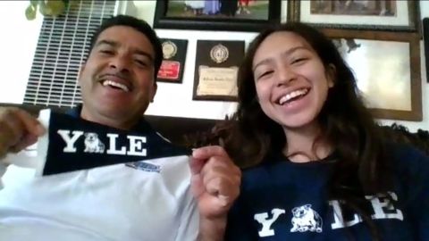 Mariela Barrales (der.) celebra con su padre Felipe que pronto asistirá a Yale.