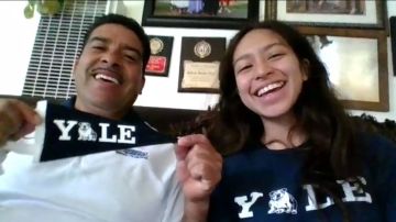 Mariela Barrales (der.) celebra con su padre Felipe que pronto asistirá a Yale.