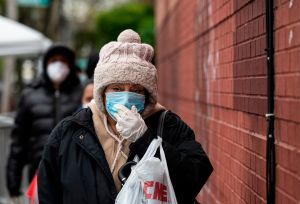 Lanzan campaña en NY para usar tapabocas ante temor de aumento de muertes por COVID-19