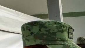 Médicos militares reciben mascarillas para que entren en acción