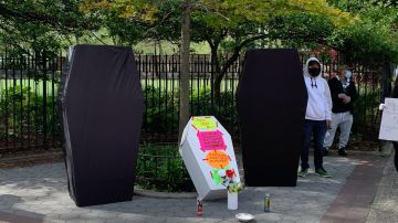 Los manifestantes mostraron varios ataúdes para representar a familiares muertos por la COVID-19.
