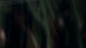 Trabajadores cargan un ataúd en una camioneta en Chinandega.