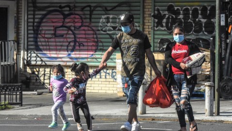 Cuomo ordenó que se investigue cómo el COVID-19 está impactando la vida de los niños.