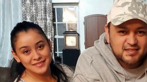 El mexicano, Oswaldo Mendoza y su esposa, ,desconocen cuándo volverán a sus trabajos.
