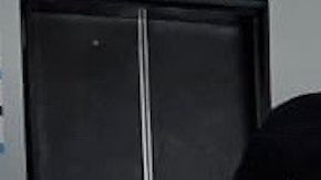 Alfredo Arvizu (Izq) y José Israel López, dos repatriados, reciben despensa por parte de la organización New Comienzos.