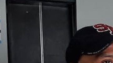 Alfredo Arvizu (Izq) y José Israel López, dos repatriados, reciben despensa por parte de la organización New Comienzos.