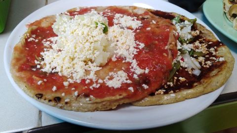 Picadas con salsa roja y chile seco. Mercado San José/Xalapa, Veracruz.