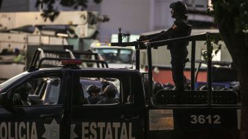 TOPSHOT - EDITORS NOTE: Graphic content / Mexican police patrol in a street of Culiacan, state of Sinaloa, Mexico, on October 17, 2019, after heavily armed gunmen in four-by-four trucks fought an intense battle with Mexican security forces. - Mexican security forces on Thursday arrested one son of jailed drug kingpin Joaquin "El Chapo" Guzman in an operation that triggered fighting in the western city of Culiacan, Security Minister Alfonso Durazo said. (Photo by RASHIDE FRIAS / AFP) (Photo by RASHIDE FRIAS/AFP via Getty Images)