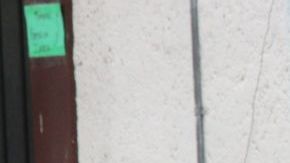 Elementos de la fiscalía de Ciudad de México levantan el cuerpo de uno de los hombres asesinados .