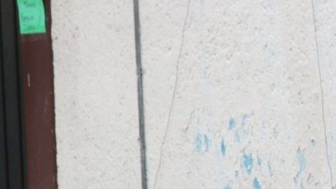 Elementos de la fiscalía de Ciudad de México levantan el cuerpo de uno de los hombres asesinados .