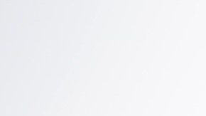 ES5010. SAN SALVADOR (EL SALVADOR), 01/05/2020- Fotografía realizada el 30 de abril de 2020 que muestra a un policía mientras monta guardia en San Salvador (El Salvador). La fractura de un pacto entre la pandilla Mara Salvatrucha (MS13) y el Gobierno de El Salvador por la repartición de un bono estatal por la pandemia del COVID-19 puede estar detrás de la escalada de asesinatos que el país registró a finales de abril, dijo a Efe la experta en temas de seguridad Jeannette Aguilar. EFE/Rodrigo Sura