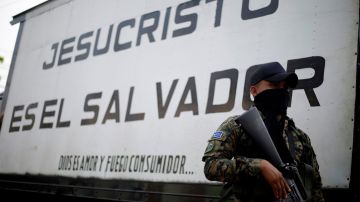 ES5010. SAN SALVADOR (EL SALVADOR), 01/05/2020- Fotografía realizada el 30 de abril de 2020 que muestra a un policía mientras monta guardia en San Salvador (El Salvador). La fractura de un pacto entre la pandilla Mara Salvatrucha (MS13) y el Gobierno de El Salvador por la repartición de un bono estatal por la pandemia del COVID-19 puede estar detrás de la escalada de asesinatos que el país registró a finales de abril, dijo a Efe la experta en temas de seguridad Jeannette Aguilar. EFE/Rodrigo Sura