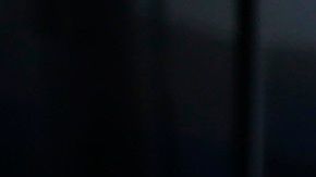 ES1001. SAN SALVADOR (EL SALVADOR), 04/05/2020.- La Policía nacional civil monta guardia mientras un centenar de personas protestan debido a que, según cuentan, llevan más de 40 días en cuarentena obligatoria sin que hasta el momento les hayan dado respuesta sobre la prueba de la COVID-19 que se les ha realizado, en un centro de contención este lunes, en San Salvador (El Salvador). EFE/ Rodrigo Sura