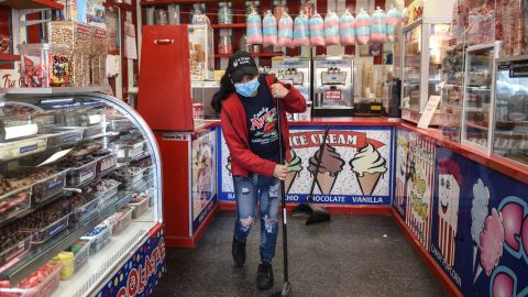 Cinco regiones de las 10 que integran Nueva York, recibieron luz verde para abrir negocios este viernes, pero no NYC.