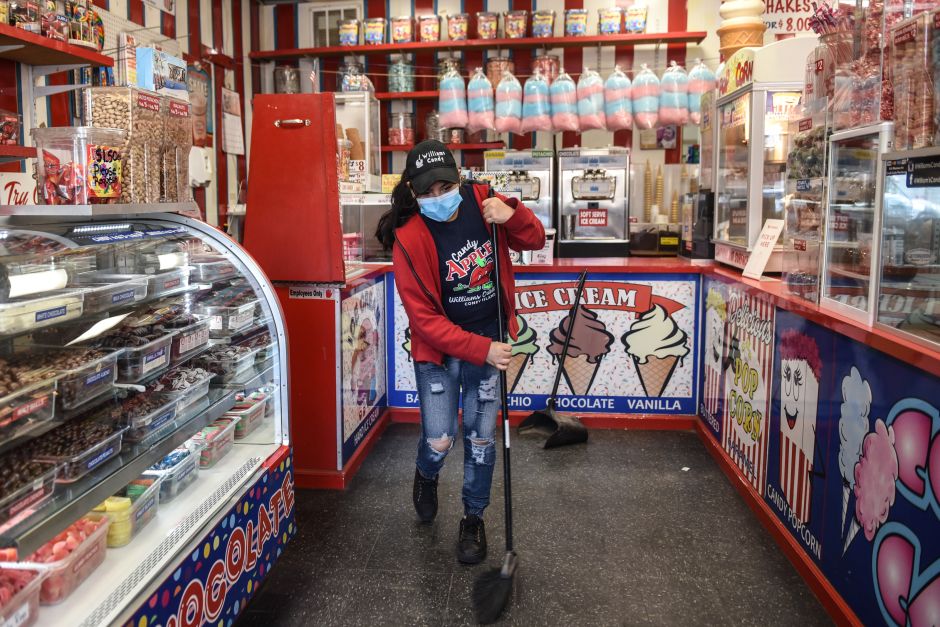 Nueva York comienza su reapertura sin la Gran Manzana, pero advierten estar vigilantes