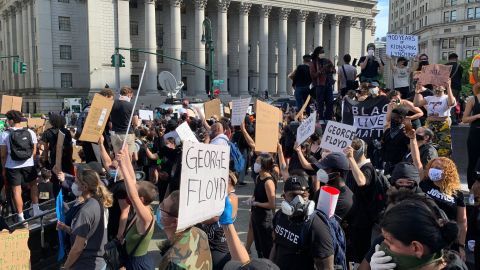 Cientos de personas manifestaron en el Bajo Manhattan para exigir justicia por George Floyd.